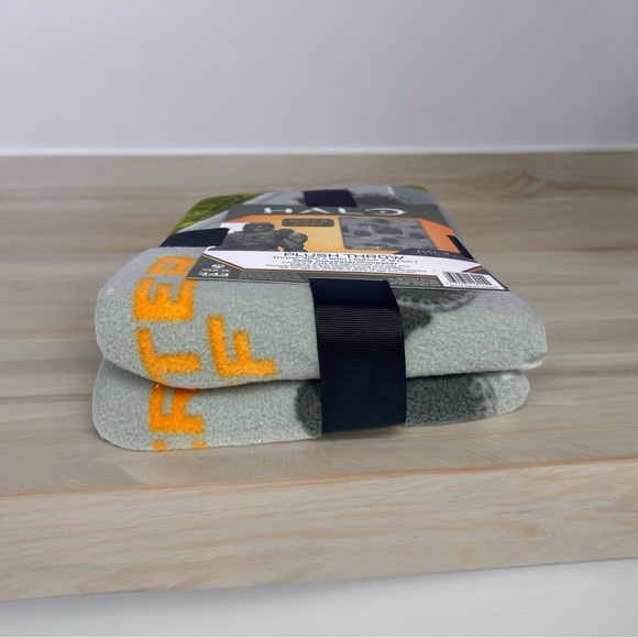 Halo Infinite Master Chief Plush BLANKET 40" x 50" FLEECE THROW Soft & Cozy New - Picture 5 of 6